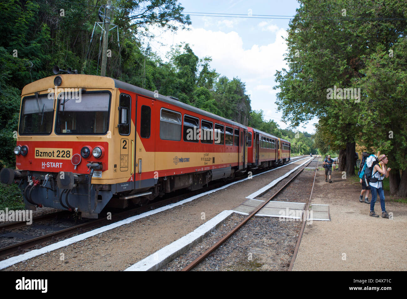 Junge Deutsche Backpacker Teenager verlassen den Zug in Szilvasvarad in Ungarn, öffentliche Verkehrsmittel Stockfoto