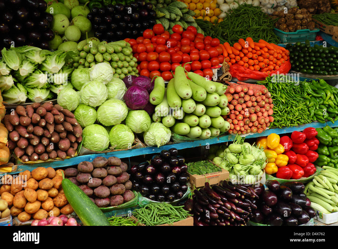 Frisches Obst und Gemüse auf dem Display am Markt, Dubai, Vereinigte Arabische Emirate Stockfoto