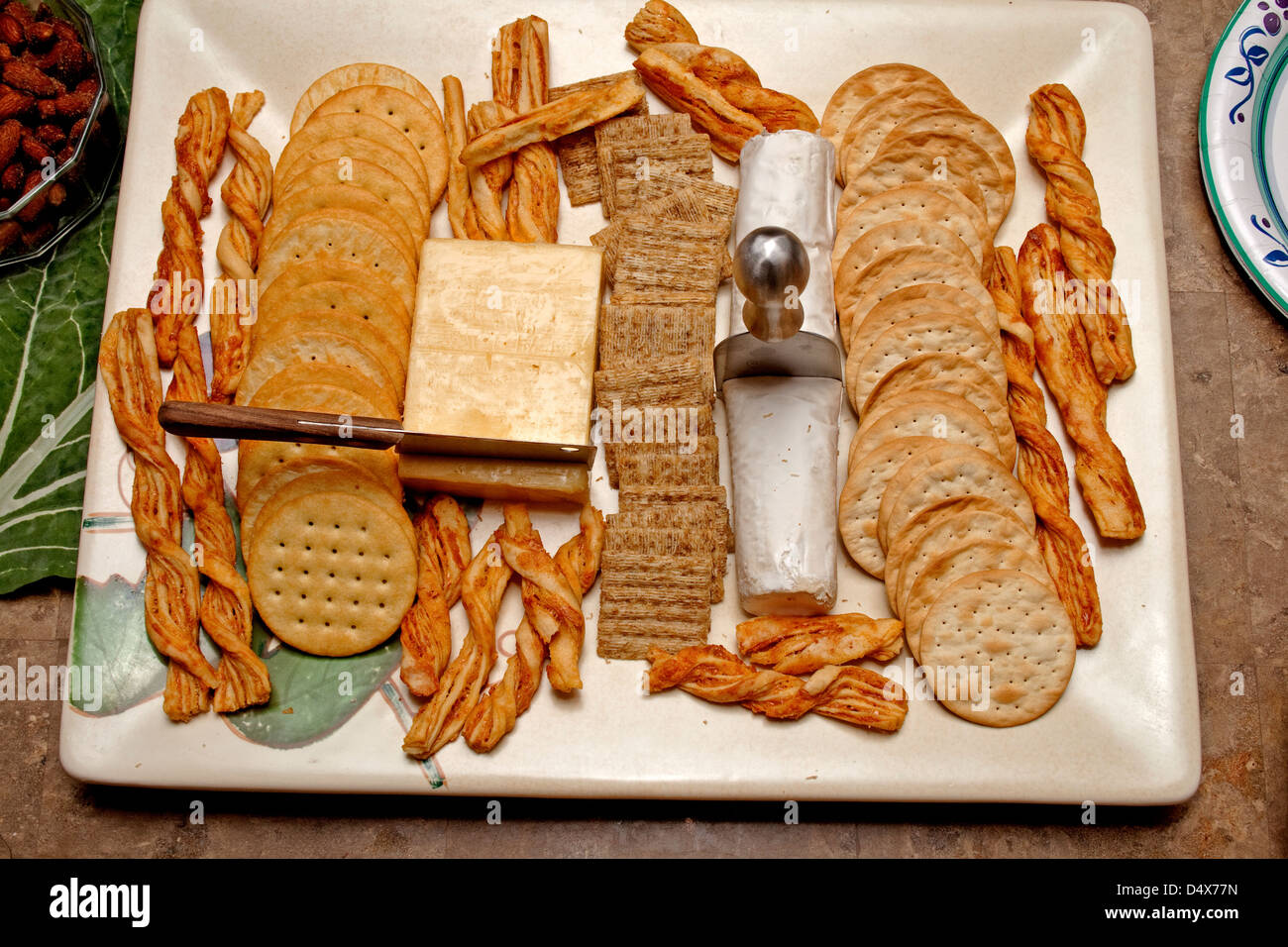 Hors d ' oeuvres Tablett mit leckeren Käse und Cracker. St Paul Minnesota MN USA Stockfoto