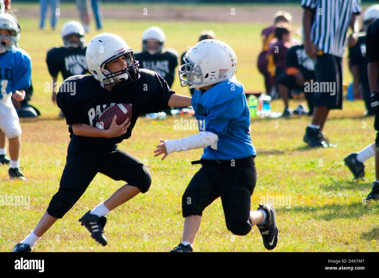 Fußball-game-Boy mit Ball im Alter von 10 Jahren laufen. St Paul Minnesota MN USA Stockfoto