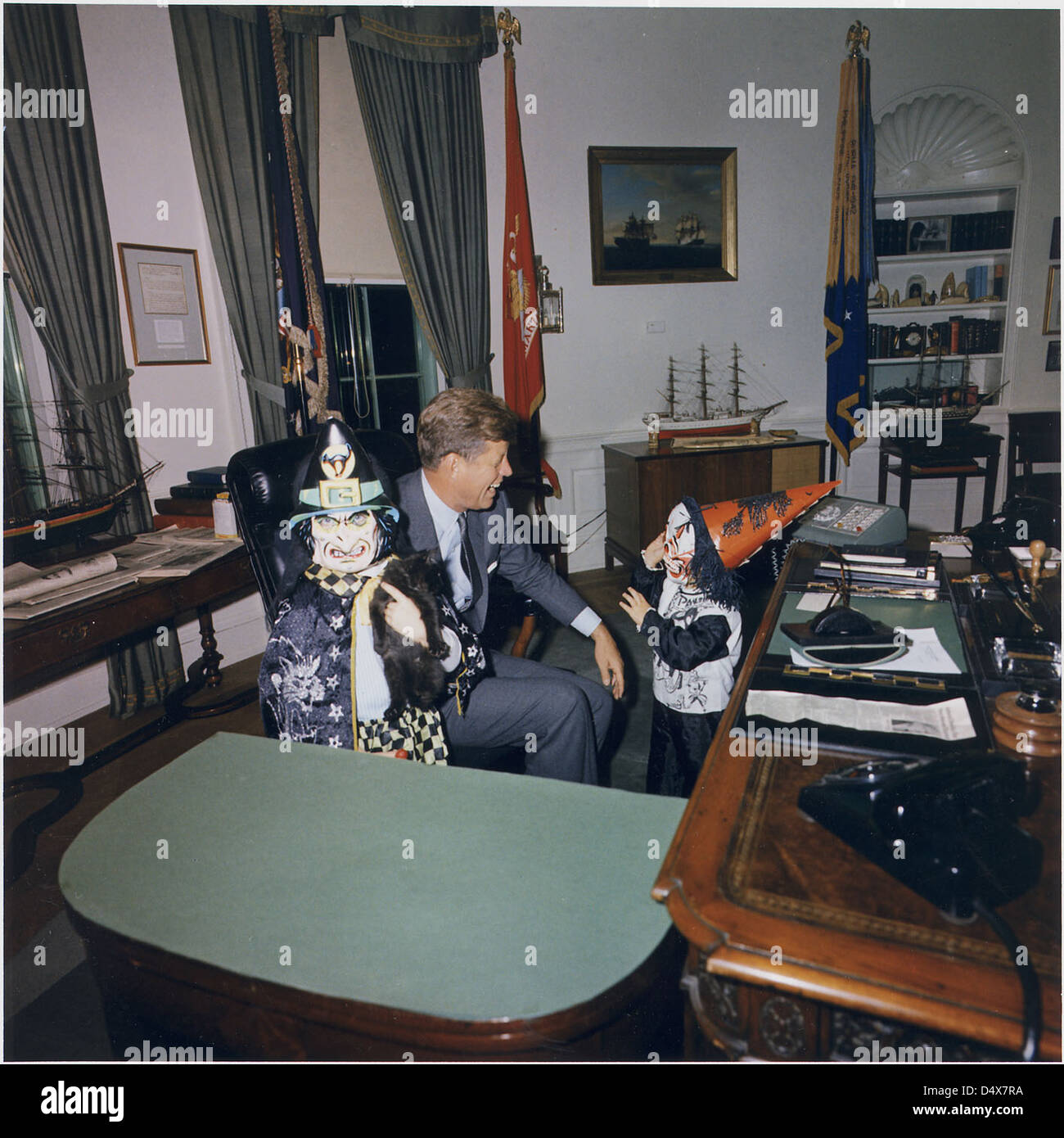 Halloween die Besucher des Oval Office. Caroline Kennedy, Präsident Kennedy, John F. Kennedy jr., Weißes Haus, Oval Office, 10/31/1963 Stockfoto
