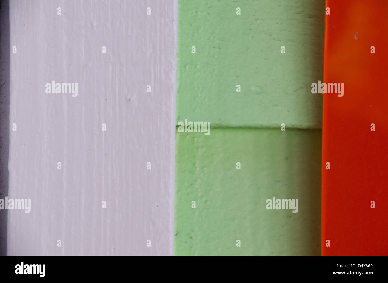 Pastell Grün und lila gestrichenen Wand Hintergrund mit glänzenden roten Kontrast in niedlichen Strand Stadt von Boca Grande, Florida Stockfoto