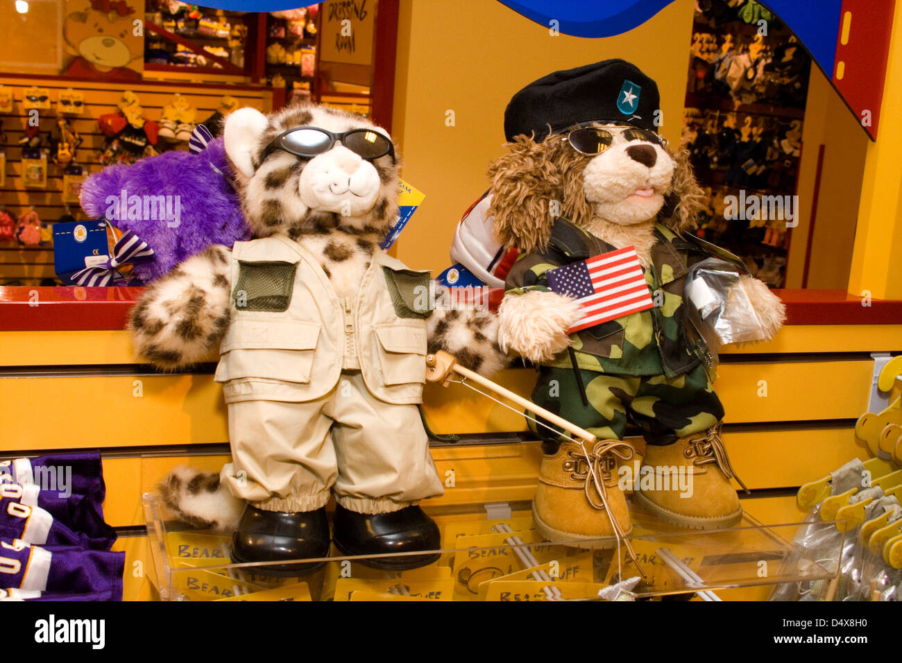 Aktion-Bären, gekleidet in der Werkstatt errichten-ein-tragen Mall of America MOA größte indoor Einzelhandel komplexe Bloomington Minnesota MN USA Stockfoto