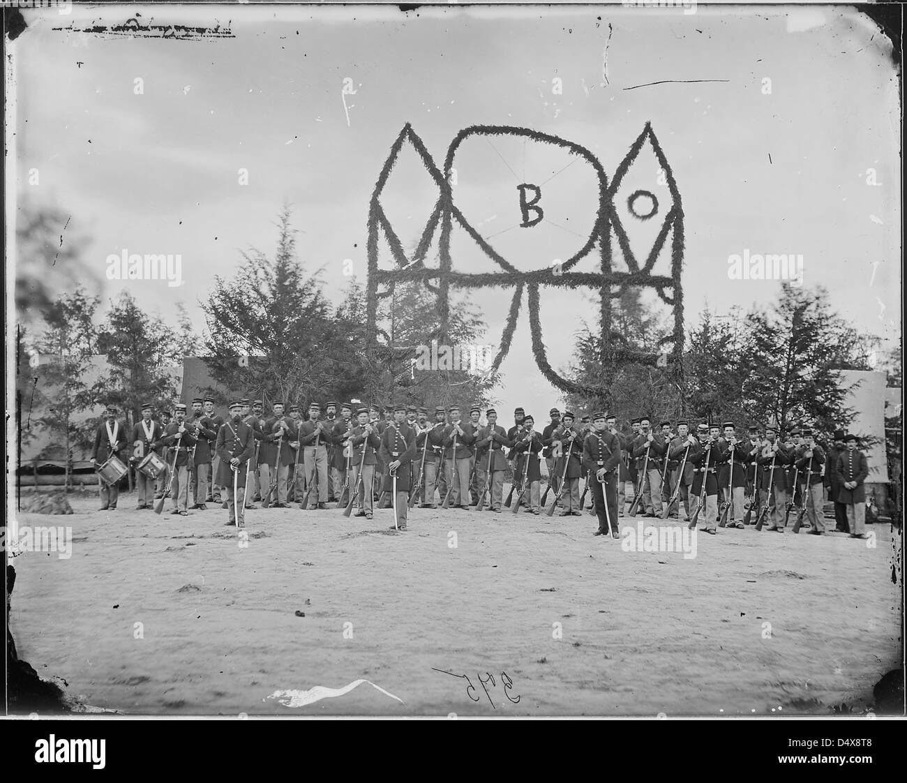 Ein Foto aus der Zeit des Bürgerkriegs von Mathew Brady zeigt ein Infanterielager mit Soldaten auf der Parade. Dieses historische Bild ist im U.S. National Archives aufbewahrt. Stockfoto