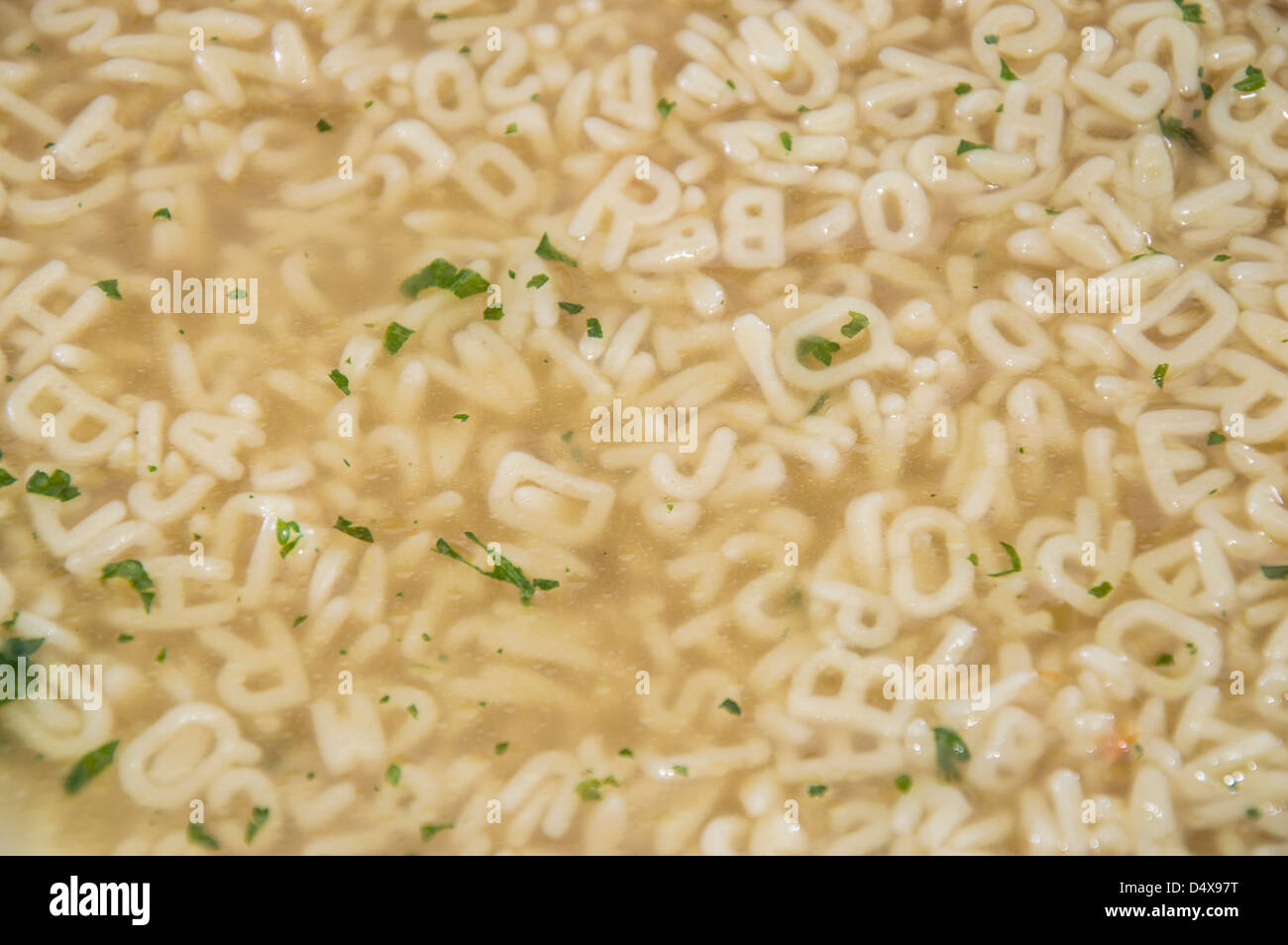 Frisch gemacht Buchstabensuppe mit Kräutern (Hintergrundbild ... Frisch gemacht Buchstabensuppe mit Kräutern (Hintergrundbild ...