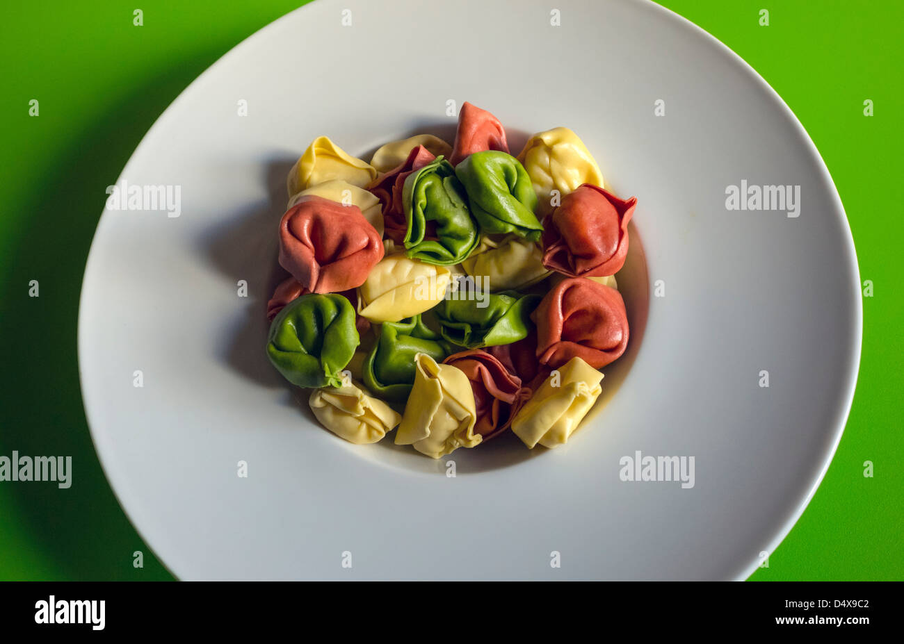 Tricolor Käse Tortelloni, eine italienische gefüllte Nudeln in den Farben der italienischen Flagge Stockfoto