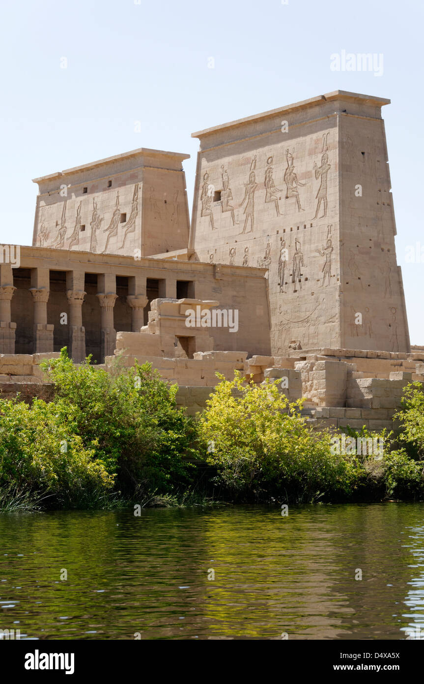 Ägypten. Blick vom Nil der Tempel der Isis in Philae (Insel Agilkia) im Nasser-See in der Nähe von Assuan. Stockfoto