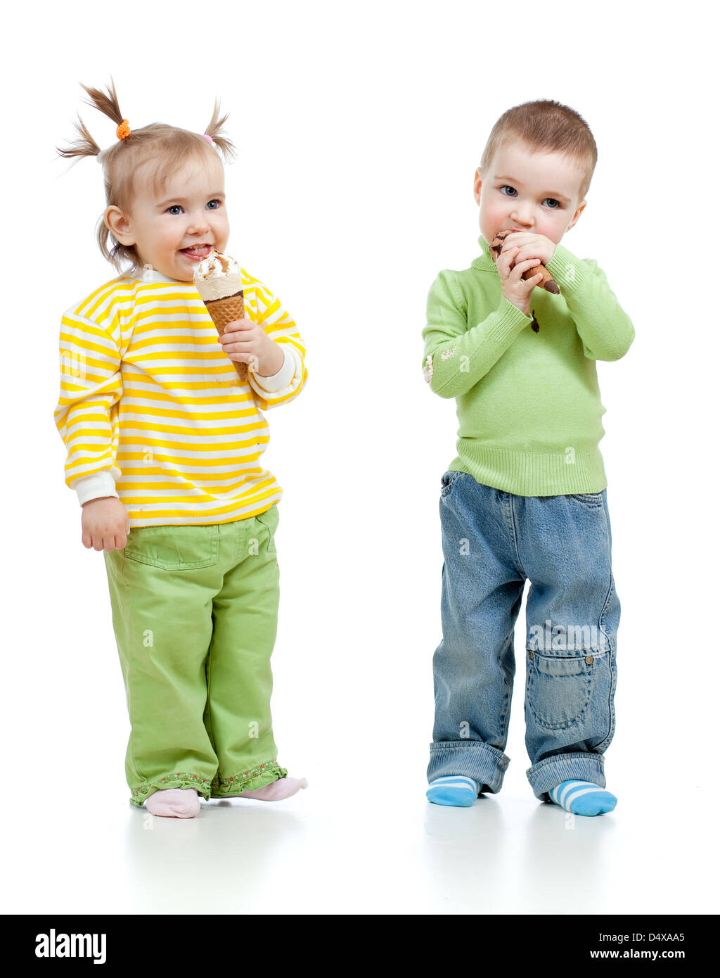 glückliche Kinder Mädchen und Jungen mit Eis im Studio isoliert Stockfoto
