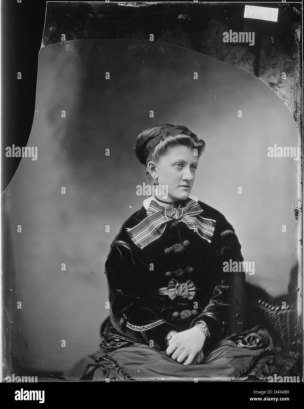 Miss Isherwood (oder Miss Sherwood), ein Motiv von Mathew Bradys Porträtfotografie während des Bürgerkriegs, zeigt einen typischen Porträtstil dieser Zeit. Ihr Bild spiegelt die Mode und fotografischen Techniken der Mitte des 19. Jahrhunderts wider. Stockfoto