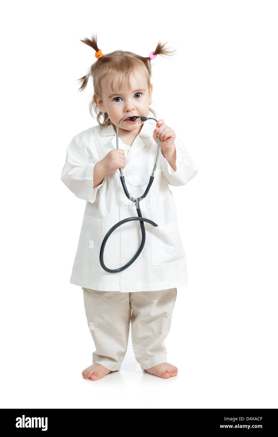 Lustiges Kind Mädchen mit Arzt Kleidung auf weißem Hintergrund Stockfoto