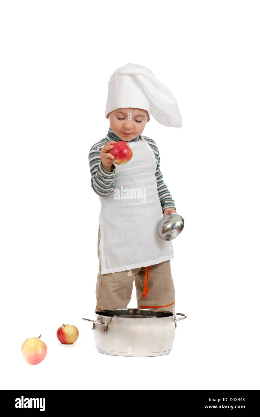 Küchenjungen mit Äpfeln und Pfanne auf weiß Stockfoto