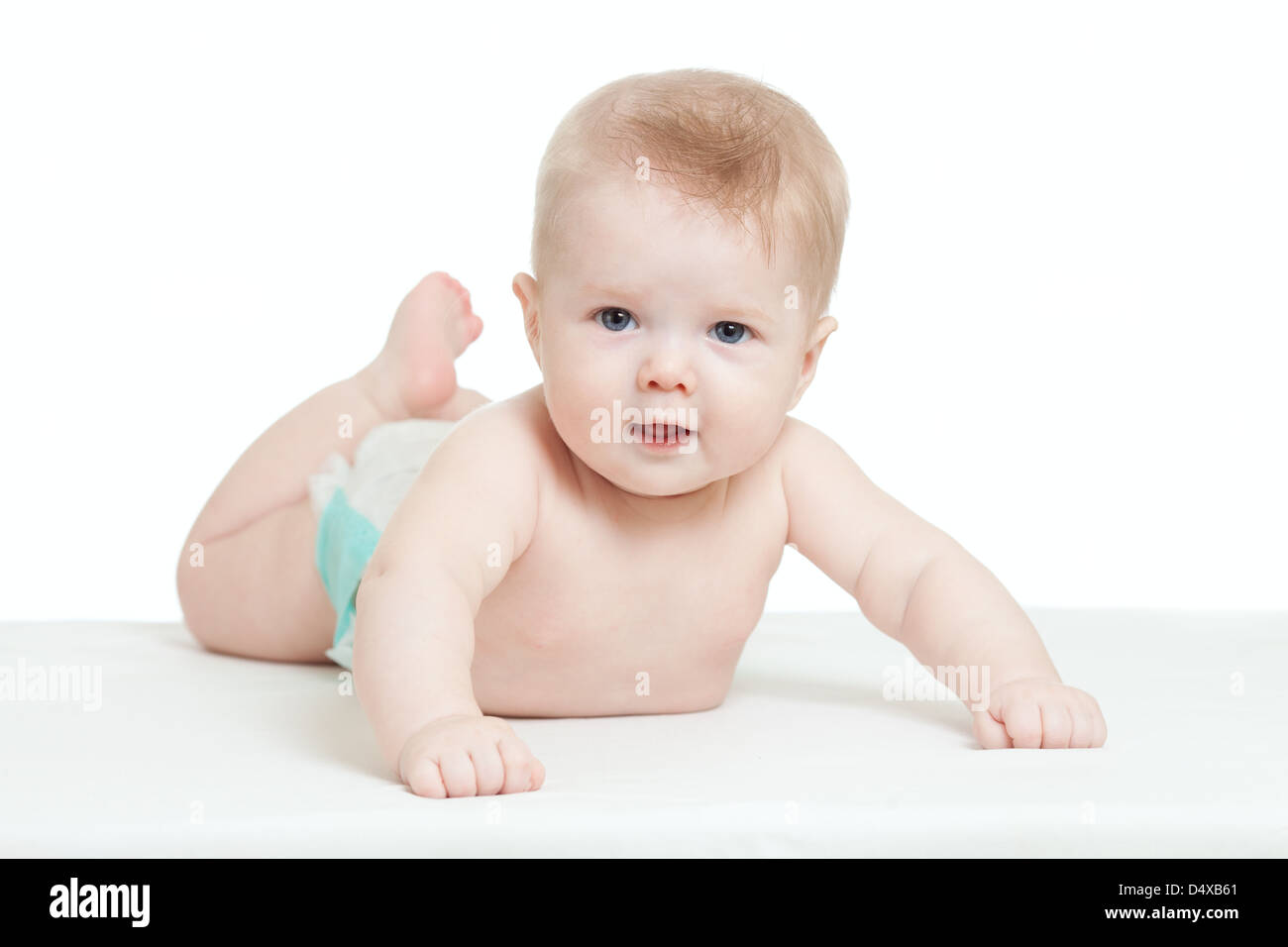 Baby Junge liegend auf Bauch isoliert auf weißem Hintergrund Stockfoto
