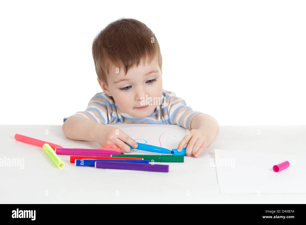 kleines Kind mit Farbe Stift über weiß Stockfoto