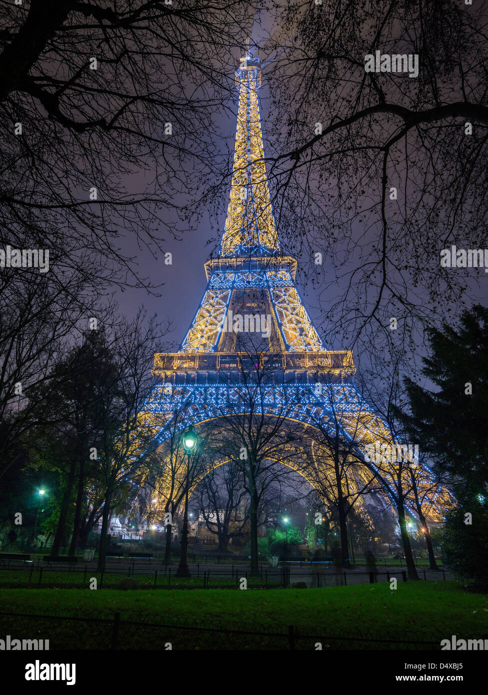 Eiffelturm, Paris - das Wahrzeichen der französischen glänzt hell gegen Mitternacht-Himmel. Stockfoto