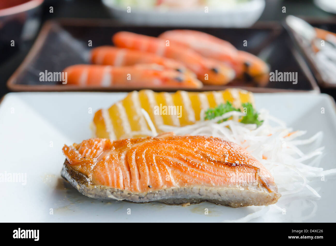 Fisch, Steak und frisches Gemüse auf weißen Teller Stockfoto