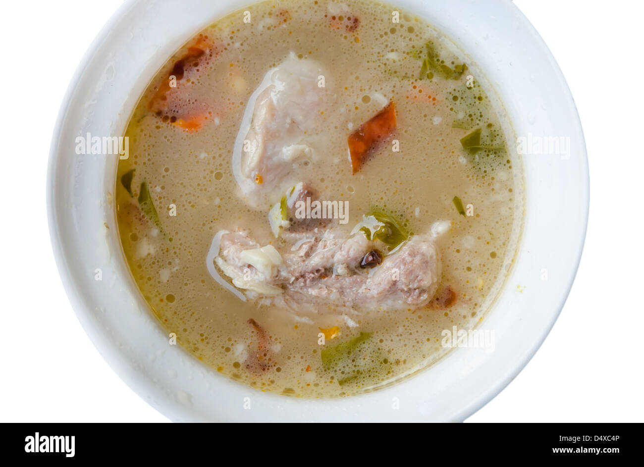 chinesischen Stil Suppe, dampfgegart Schweinefleisch Spareribs und Gemüse auf weißem Hintergrund, scharf und würzig Stockfoto