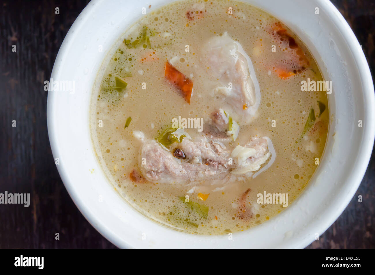 Draufsicht der chinesischen Stil Suppe, dampfgegart Schweinefleisch Spareribs und Gemüse, scharf und würzig Stockfoto