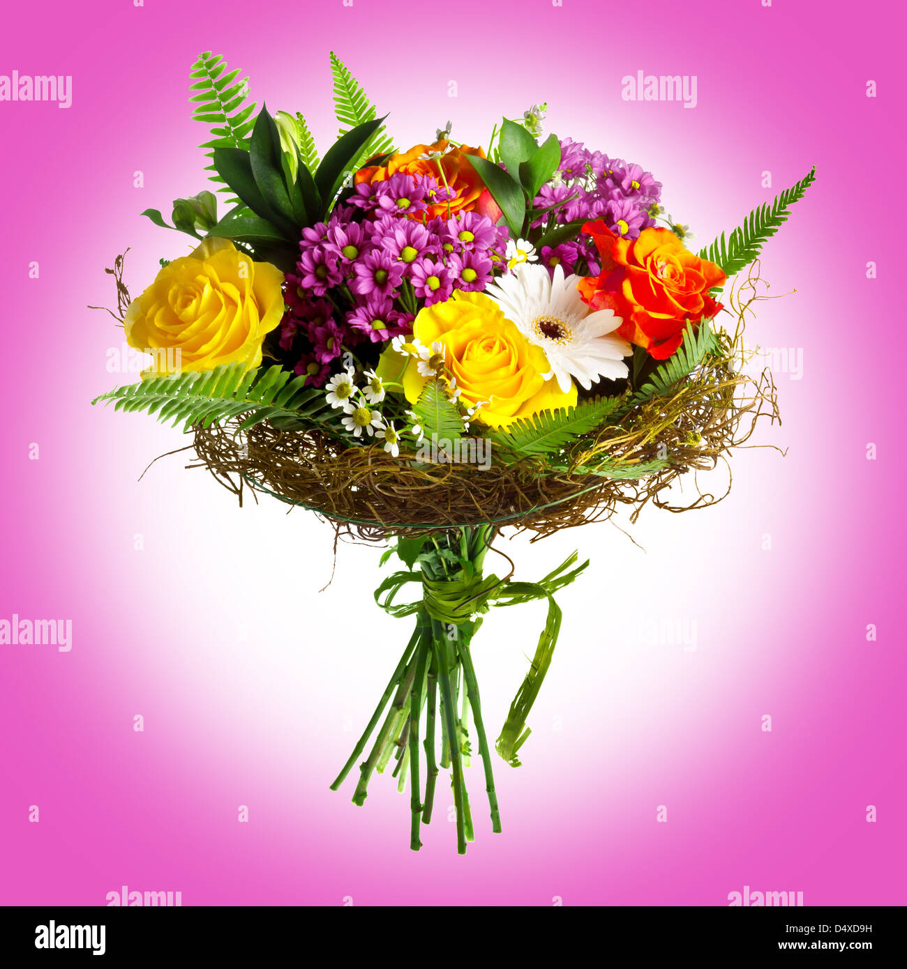 Strauß Frühlingsblumen auf lila Hintergrund Stockfoto