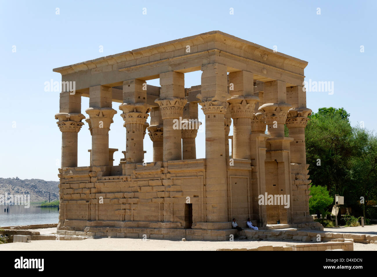 Philae. Ägypten. Blick auf den Kiosk des römischen Kaisers Trajan im Philae (Insel Agilkia) im Nasser-See. Stockfoto