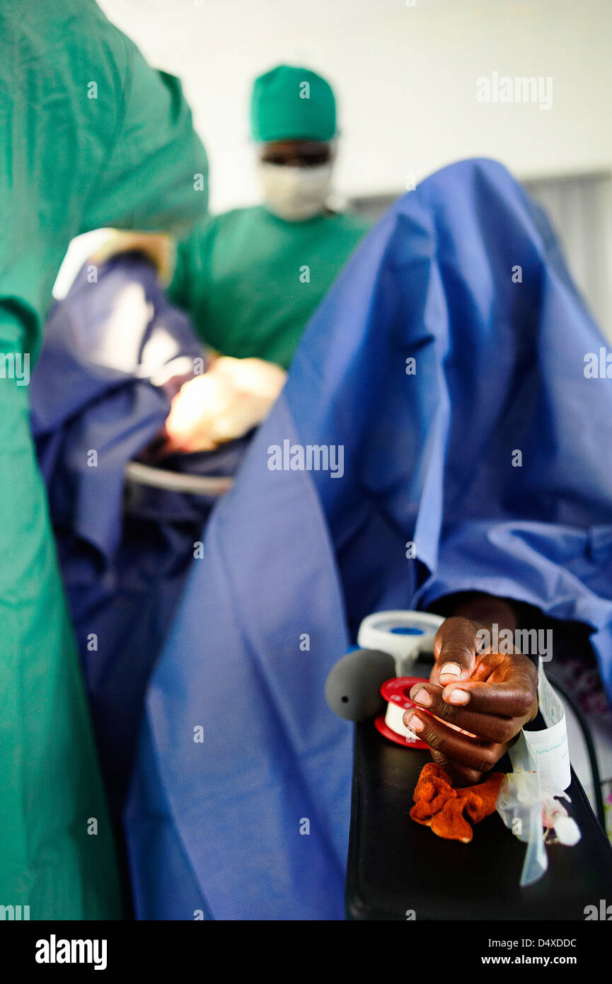 der Operationssaal in Kamerun, Afrika mit Patienten Hand sichtbar Stockfoto