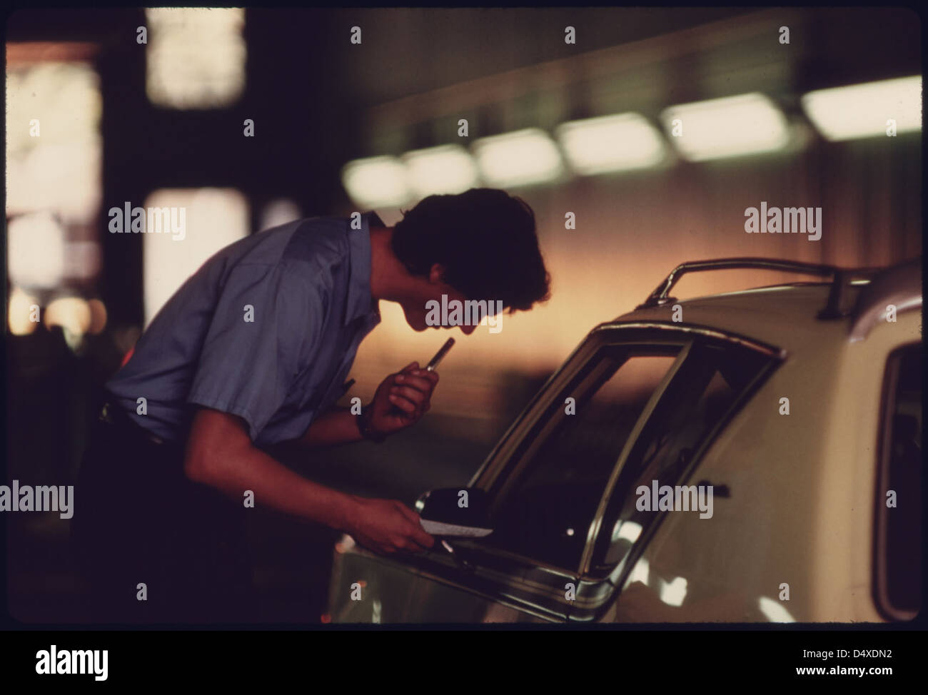 Ein Foto aus dem Jahr 1975 zeigt einen Abgasanalysator, mit dem an einer Emissionsinspektionsstation in Norwood, Ohio, Kohlenmonoxid und Kohlenwasserstoffe aus dem Endrohr eines Autos getestet werden. Das Bild zeigt die Bemühungen um die Umweltüberwachung. Stockfoto