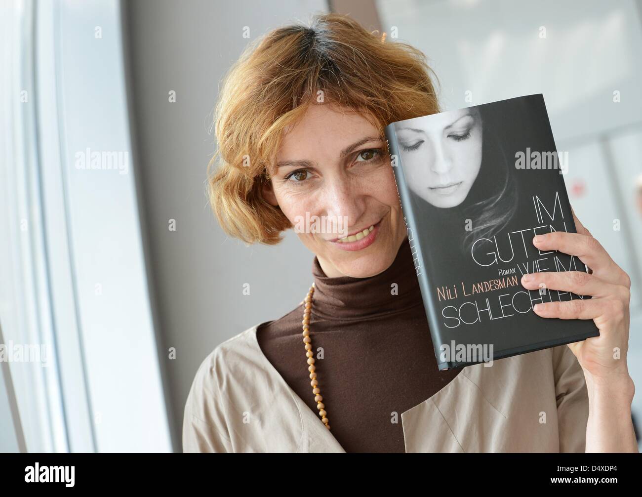 Israelischer Schriftsteller Nili Landesman stellt Ihr Buch im Guten Wie Im Schlechten "(lit.) "In guten Zeiten und schlechten Zeiten") auf der Buchmesse in Leipzig, Deutschland, 15. März 2013. Foto: Jens Kalaene Stockfoto