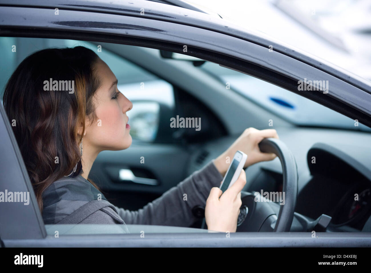 Frau multitasking während der fahrt Fotos und Bildmaterial in hoher Auflösung Alamy
