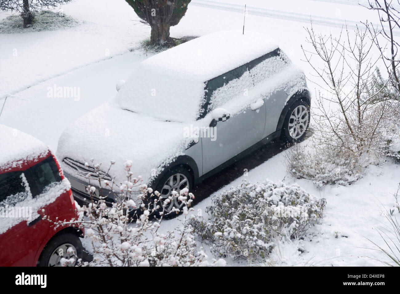 Zwei Autos auf einer Einfahrt, Fife Schottland beschneit. Stockfoto