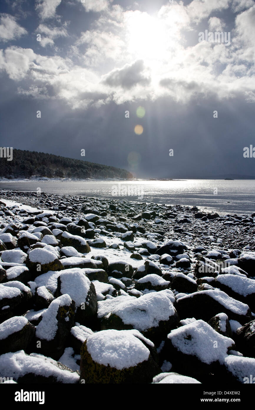 Schnee am Dalgety Bay Beach. Stockfoto