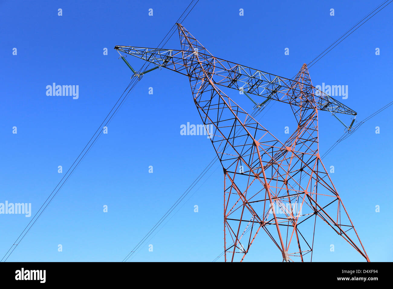 auf einem Strommast gegen blauen Himmel für einen Strom aus erneuerbaren Energiequellen oder nuklearen Stockfoto