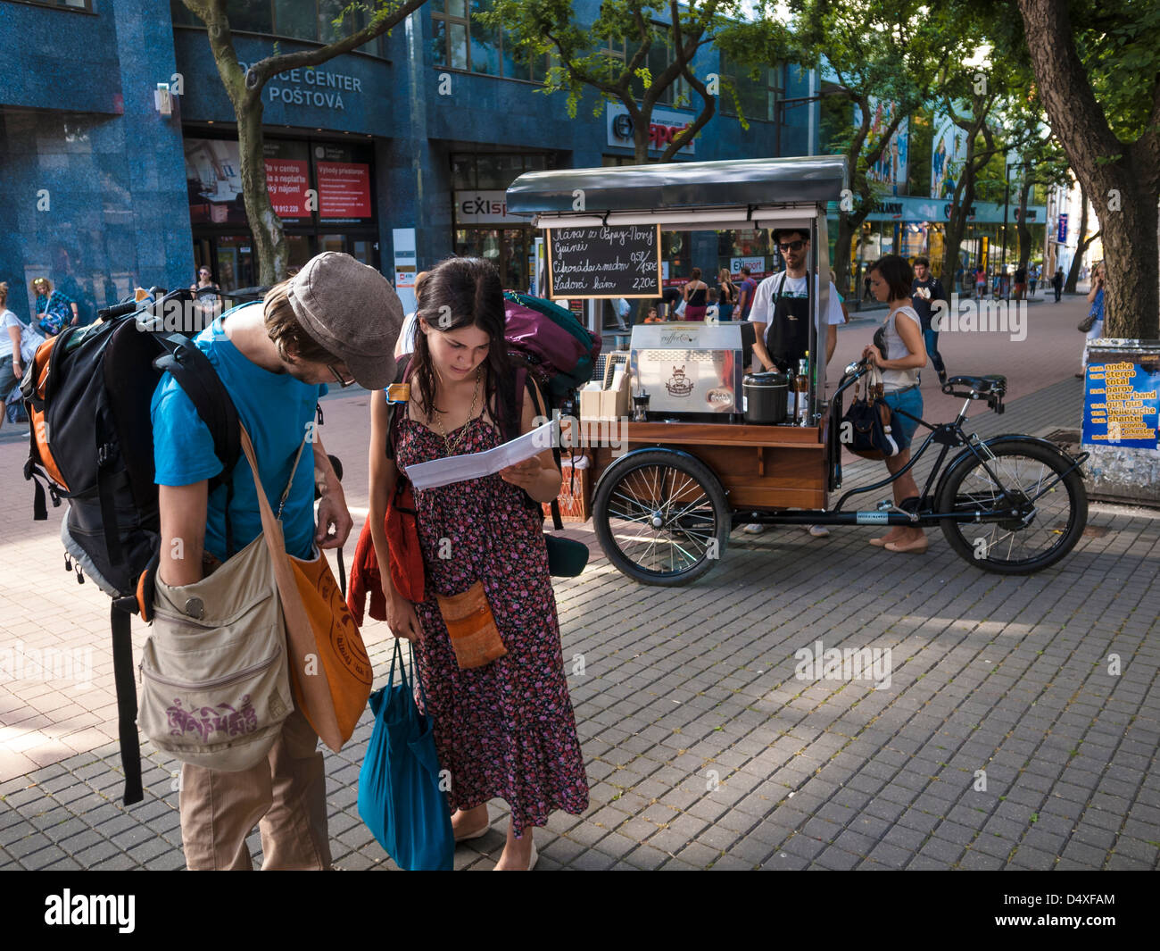 jungen und Mädchen mit einer Karte auf Postova Straße Stockfoto