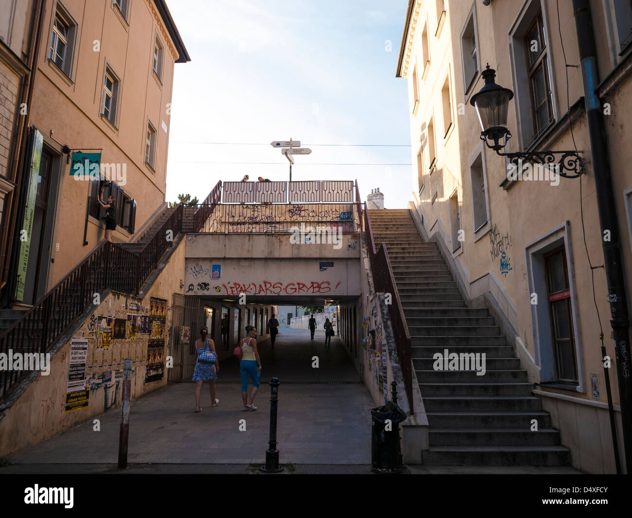 Treppen in der Altstadt mit Graffiti und Plakate Stockfoto