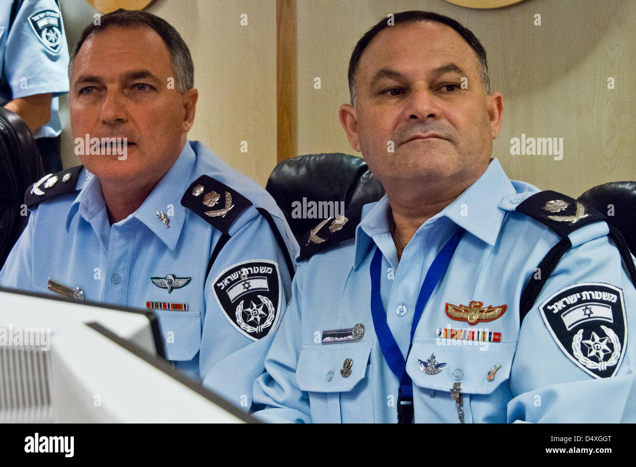 Israel Polizei-Beauftragter, Yohanan Danino (L), ist auf den Betrieb und die Kommandozentrale in Israel Polizei nationales Hauptquartier, wo alle Informationen, sowohl aus menschlichen Quellen und Signal-Quellen, auf nationaler Ebene geschleust wird informiert. Jerusalem, Israel. 20. März 2013.  Israel Polizei-Beauftragter, Yohanan Danino führt die Last-Minute-Inspektionen an entscheidenden Punkten im Rahmen der Operation unzerbrechlich Allianz nur wenige Stunden vor US-Präsident Barack Obama für einen 48-Stunden Besuch kommen soll. Jerusalem, Israel. 20. März 2013. Stockfoto