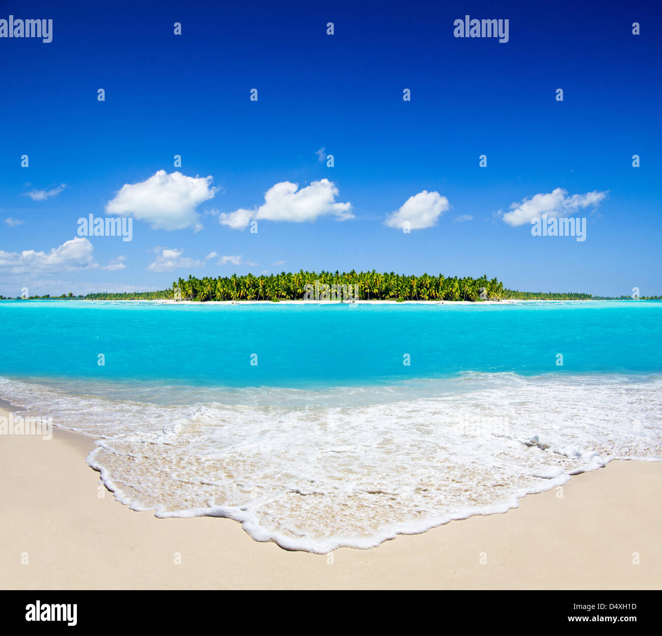 Strand und wunderschöne tropische Meer Stockfoto