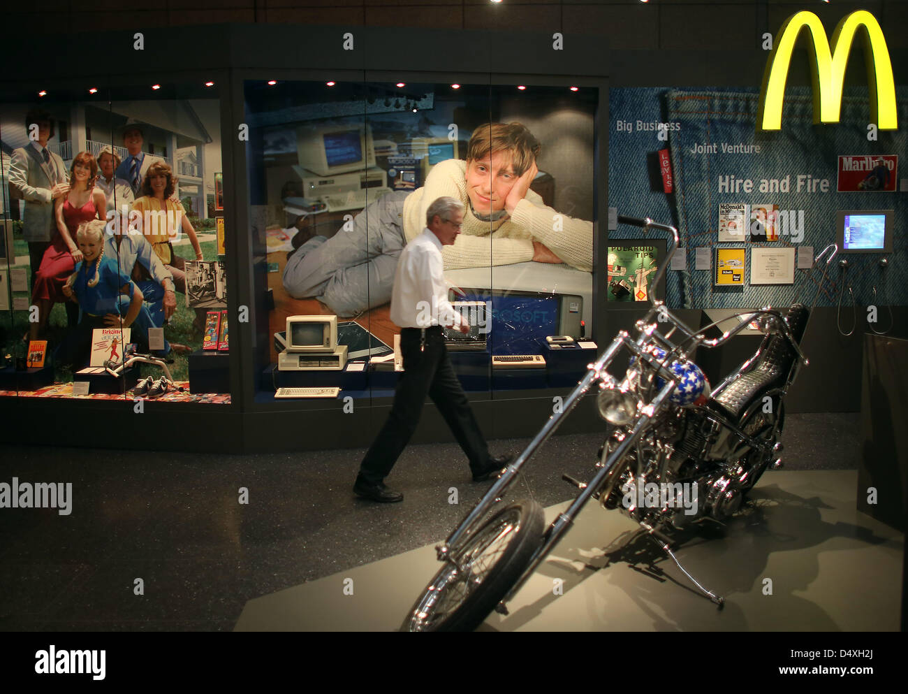 Objekte aus der TV-Serie "Dallas", der erste Computer von Bill Gates und ein Logo der Fast-Food-Kette MacDonald werden in der Ausstellung "American Way" im Haus der Geschichte in Bonn, Deutschland, 20. März 2013 angezeigt. Die Ausstellung läuft vom 21. März bis 13. Oktober 2013. Foto: OLIVER BERG Stockfoto