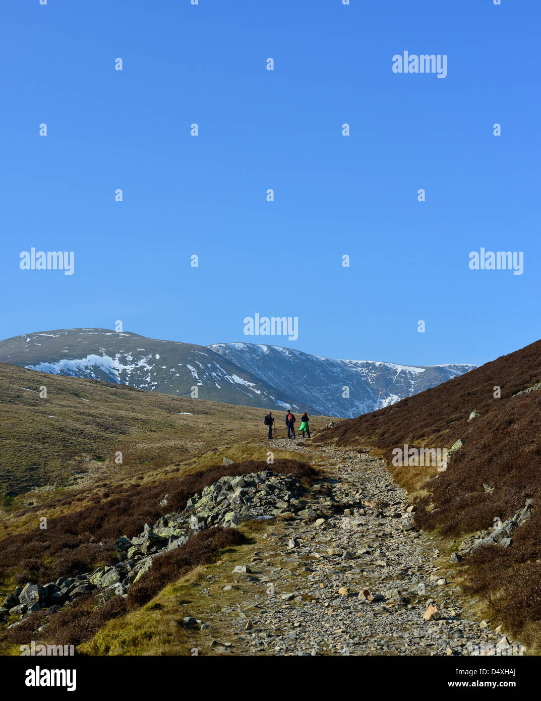 Wanderer, die Annäherung an Segel und Aal Crag von hohen Moos, Outerside. Nationalpark Lake District, Cumbria, England, Vereinigtes Königreich. Stockfoto