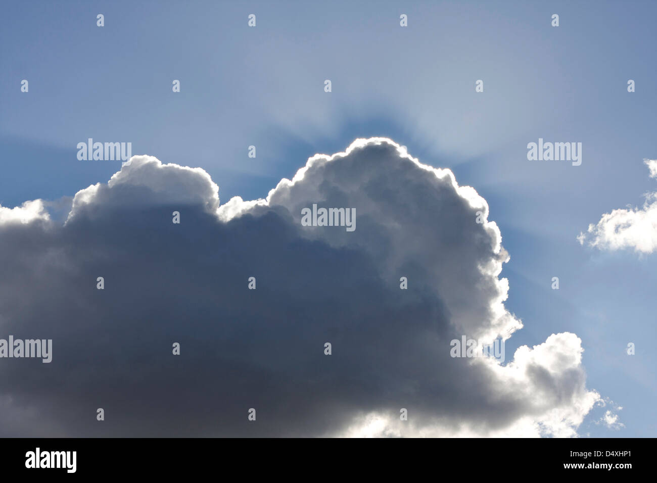 Sunburst Strahlen hinter Cumulus Wolke Hintergrund Natur landschaftlich textfreiraum kreativ Stockfoto