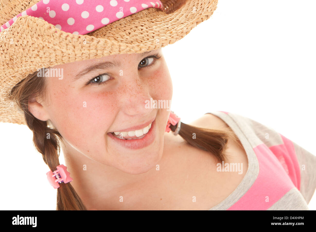 lächelndes Mädchen Sommer mit Sommersprossen und Sonnenhut Stockfoto