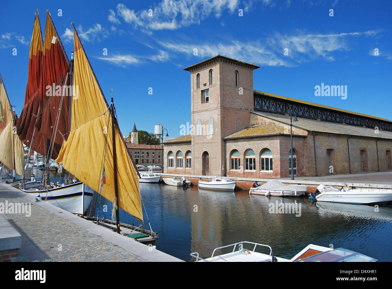 Kanal mit Yachten und Salzhaus in Cervia in Italien Stockfoto