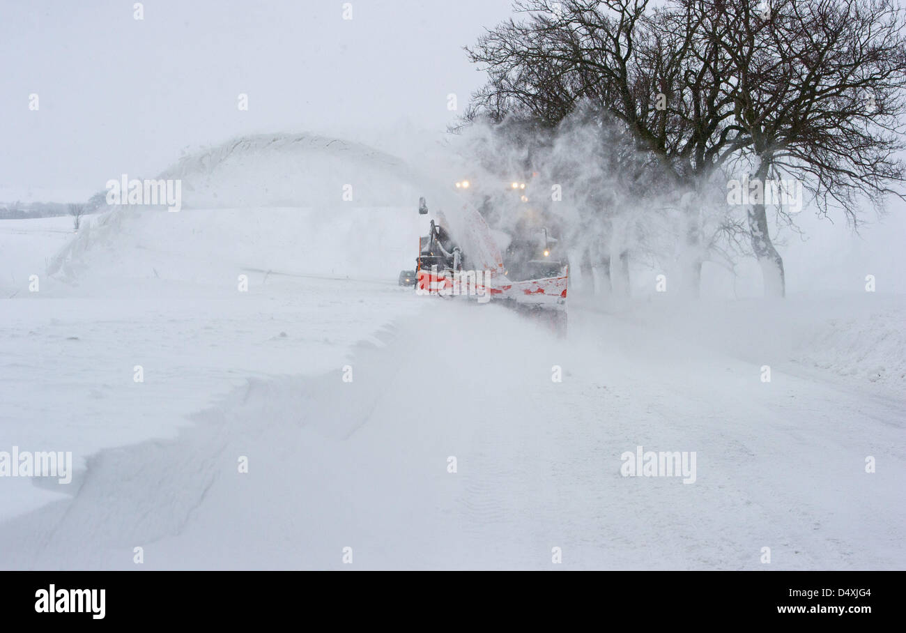 Schneepflüge entfernen Schnee von einer Straße in der Nähe von Sagard auf der Insel Rügen, Deutschland, 20. März 2013. Starke Schneefälle treffen im Norden Deutschlands während der Nacht. Foto: STEFAN SAUER Stockfoto