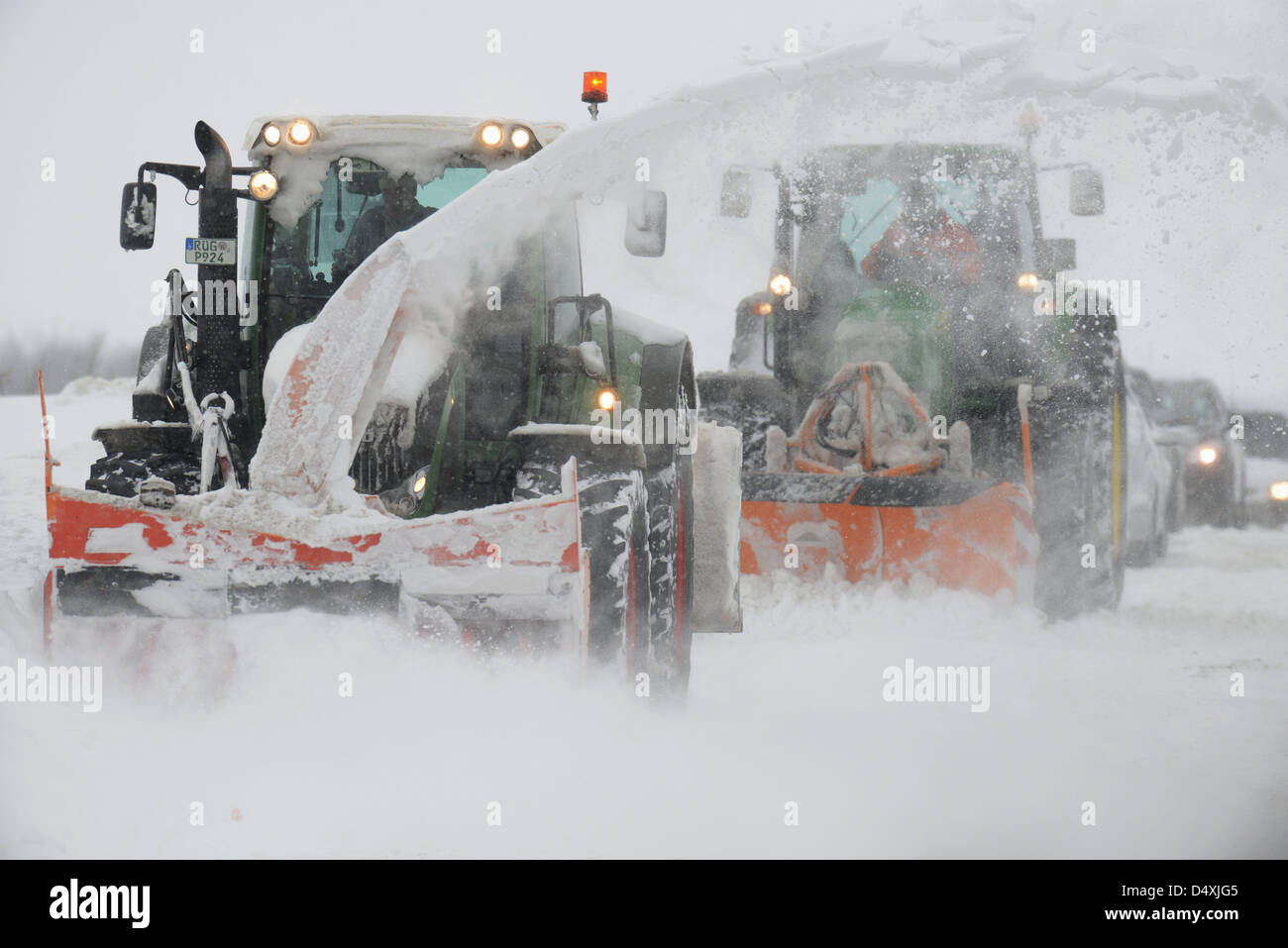 Schneepflüge entfernen Schnee von einer Straße in der Nähe von Sagard auf der Insel Rügen, Deutschland, 20. März 2013. Starke Schneefälle treffen im Norden Deutschlands während der Nacht. Foto: STEFAN SAUER Stockfoto