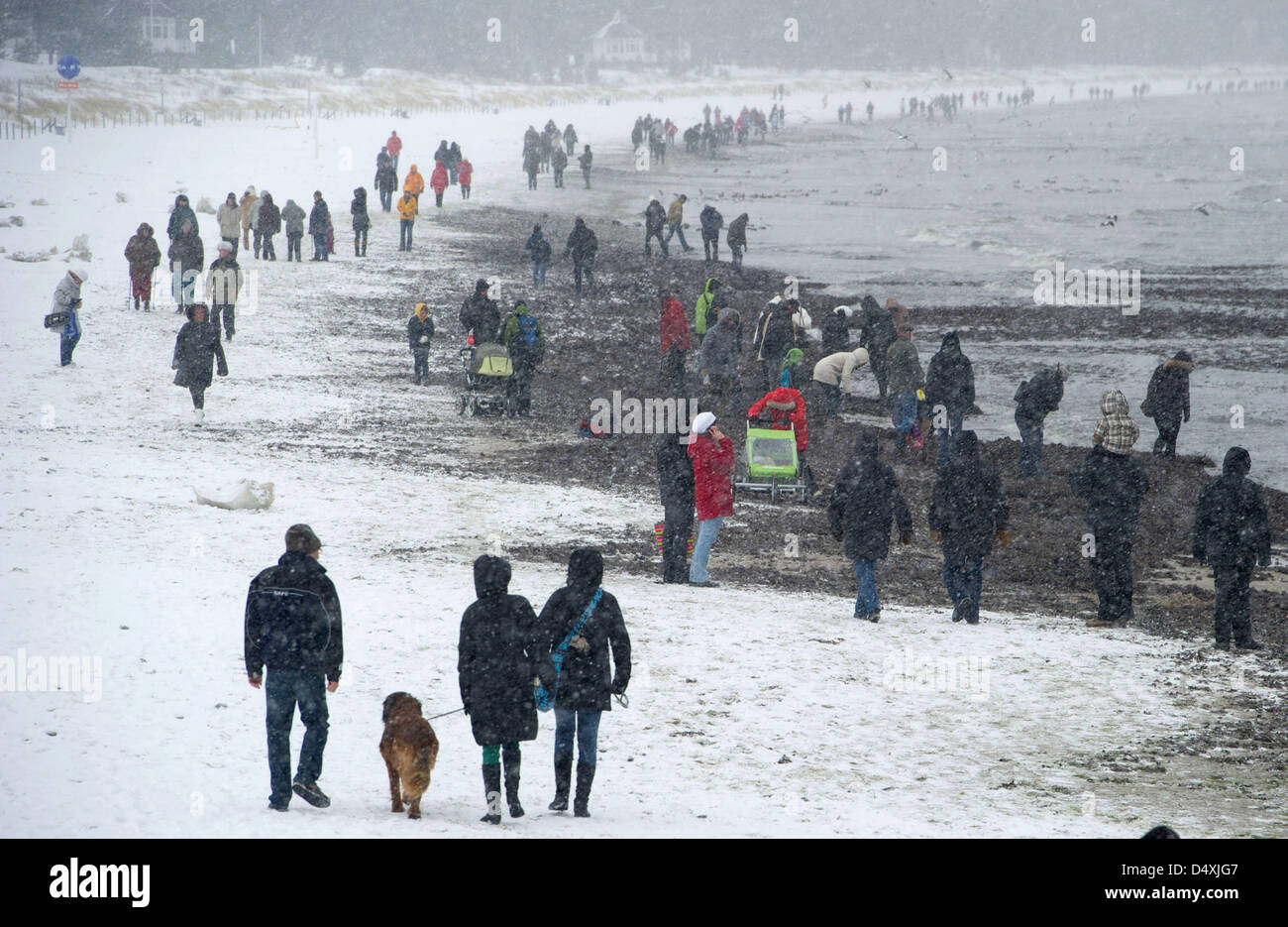Die Menschen gehen an den Strand von Binz auf der Insel Rügen, Deutschland, 20. März 2013. Starke Schneefälle treffen im Norden Deutschlands während der Nacht. Foto: STEFAN SAUER Stockfoto