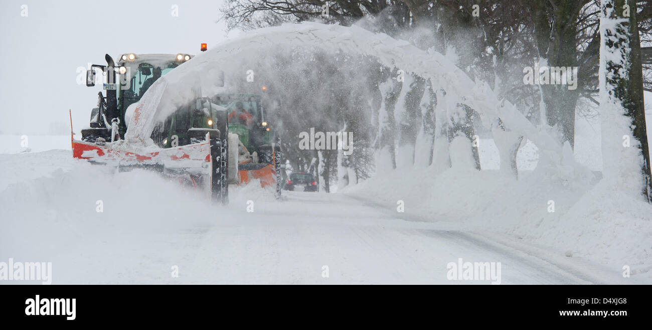 Schneepflüge entfernen Schnee von einer Straße in der Nähe von Sagard auf der Insel Rügen, Deutschland, 20. März 2013. Starke Schneefälle treffen im Norden Deutschlands während der Nacht. Foto: STEFAN SAUER Stockfoto