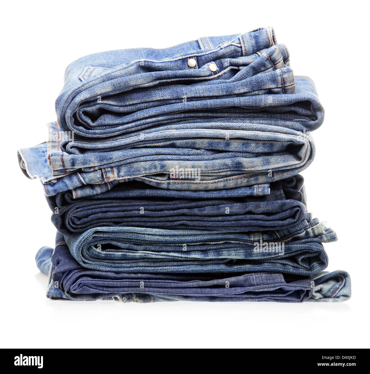 Stapel von Jeans Kleidung auf weißem Hintergrund Stockfotografie - Alamy
