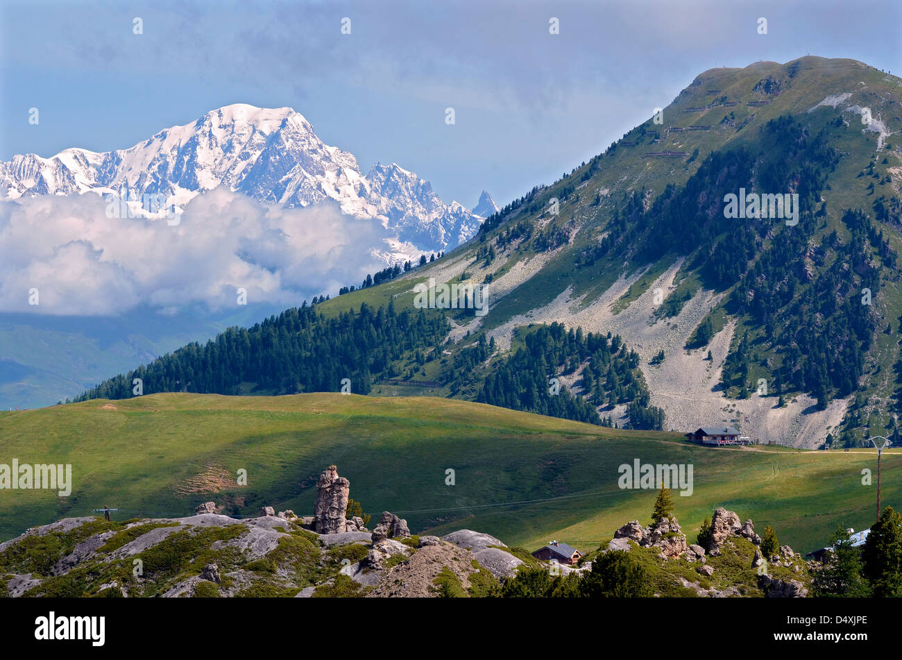 Mount Saint-Jacques und schneebedeckten Mont Blanc-Massiv im Hintergrund in La Plagne, Gemeinde in der Tarentaise-Tal in Frankreich Stockfoto