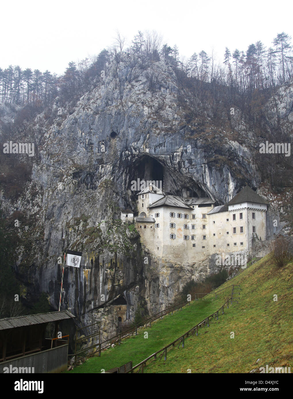 Außenseite der Burg Predjama Slowenien Stockfoto