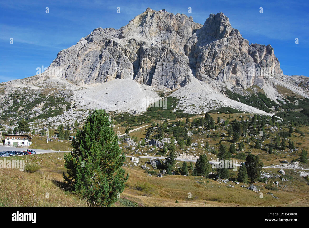 Passo Falzarego Pass und Piccolo Lagazuoi Berg in den Dolomiten in der Nähe von Cortina d'Ampezzo in Italien Stockfoto