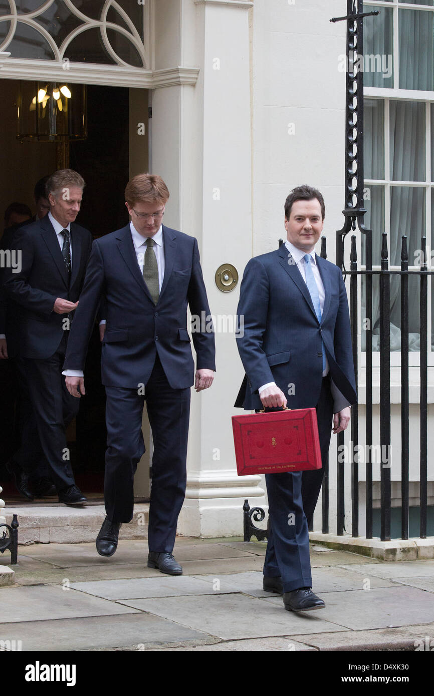 Mittwoch, 20. März 2013, London, UK. George Osborne, Kanzler des Finanzministeriums, hält seine rote ministeriellen Versand Box außerhalb 11 Downing Street In London. Er stellt mit seinem Treasury Team vor der Präsentation des Jahreshaushalts im Parlament. Bildnachweis: Nick Savage/Alamy Live-Nachrichten Stockfoto