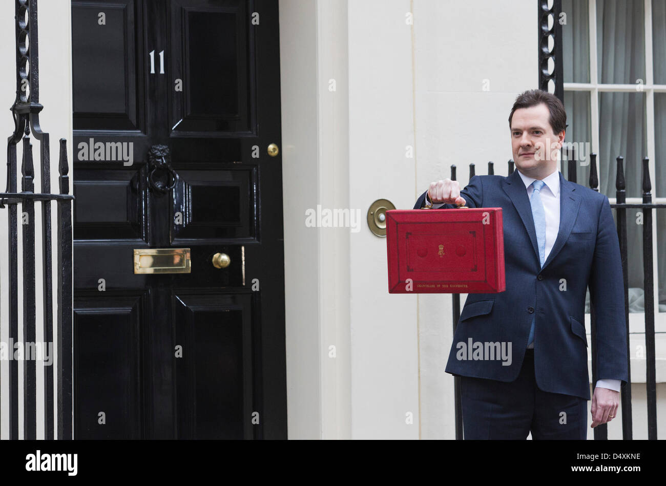 Mittwoch, 20. März 2013, London, UK. George Osborne, Kanzler des Finanzministeriums, hält seine rote ministeriellen Versand Box außerhalb 11 Downing Street In London, vor der Vorlage des jährlichen Haushalts im Parlament. Bildnachweis: Nick Savage/Alamy Live-Nachrichten Stockfoto