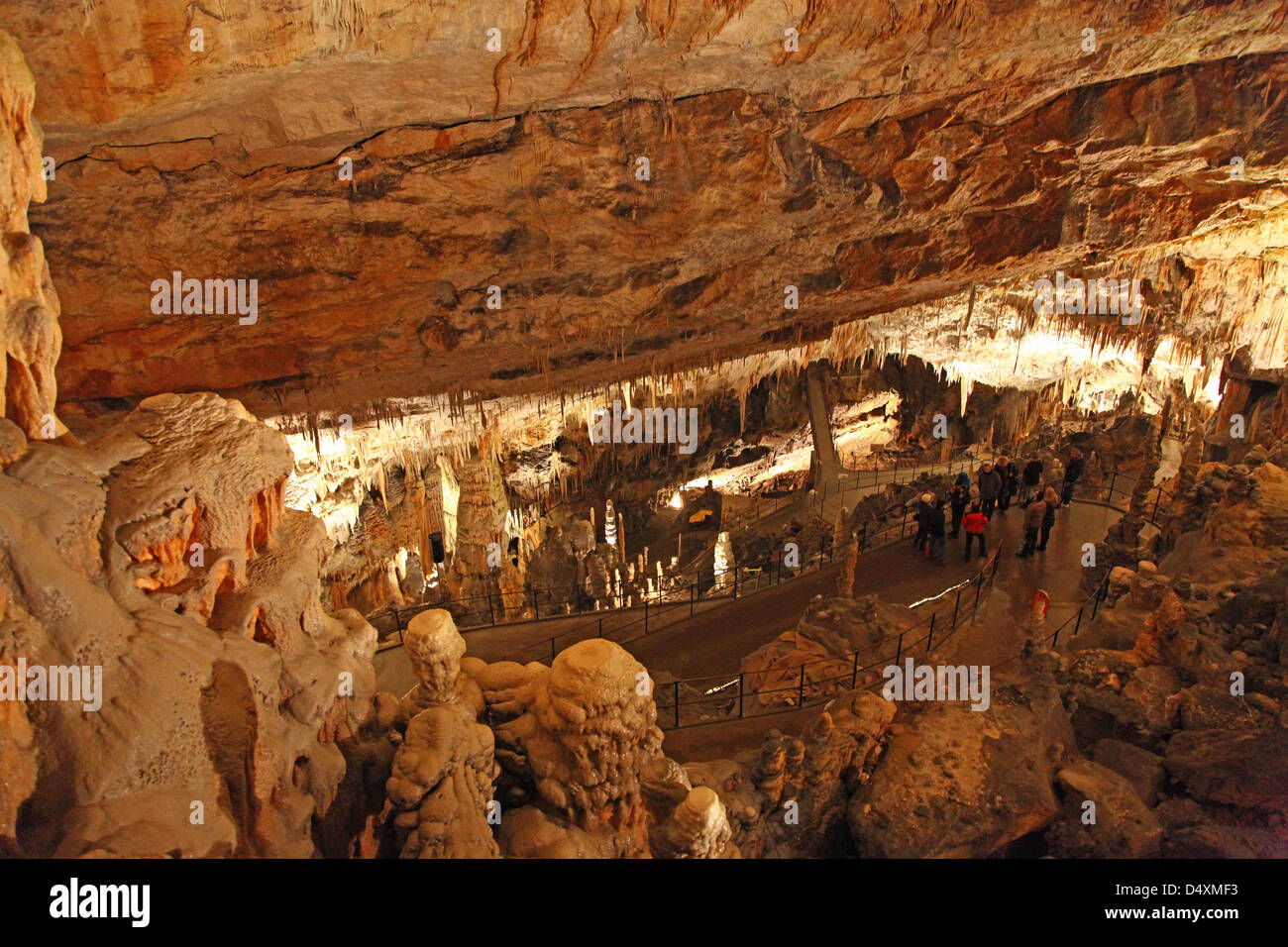 'Big Mountain Hall" mit Touristen und der talactites und Stalagmiten in Höhlen von Postojna in Slowenien Stockfoto